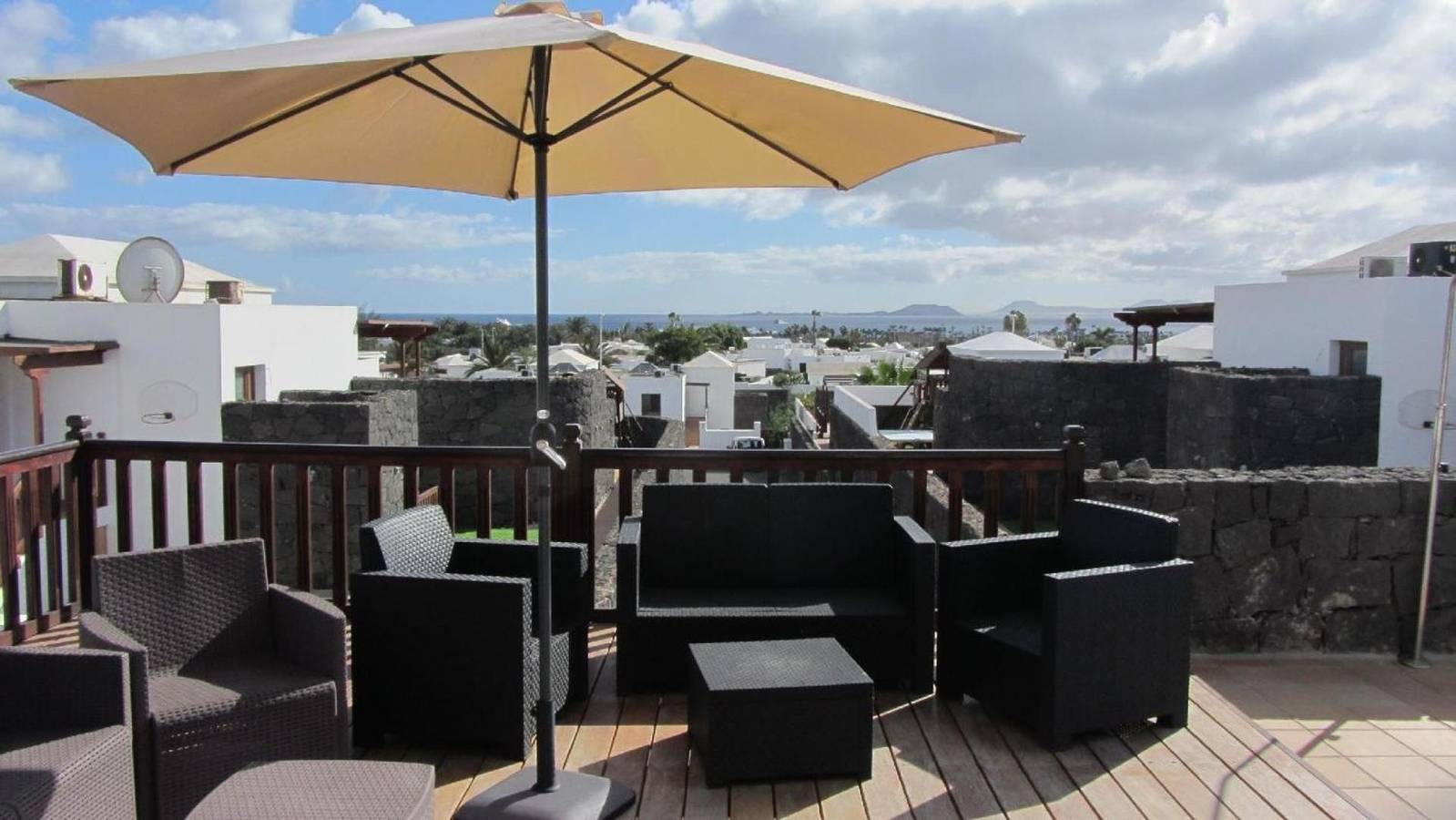 Vacation 'Casa Laura' with Heatable Pool, Sea View, Wi-Fi and Air Conditioning in Playa Blanca, Yaiza