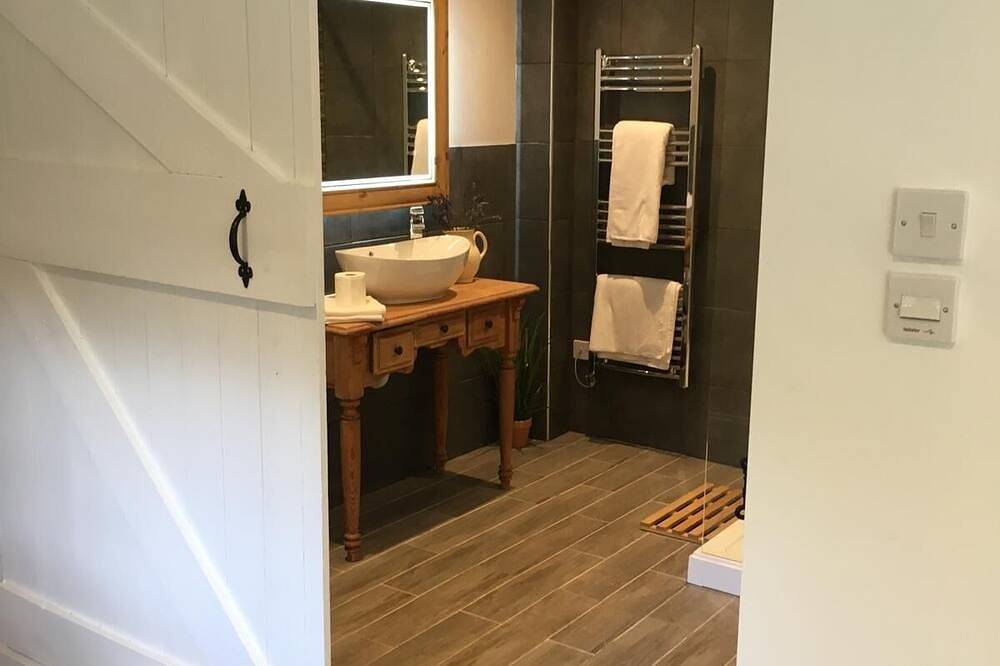 Charming country retreat -Lakeview Cottage with Hot tub in Wisbech, Cambridgeshire