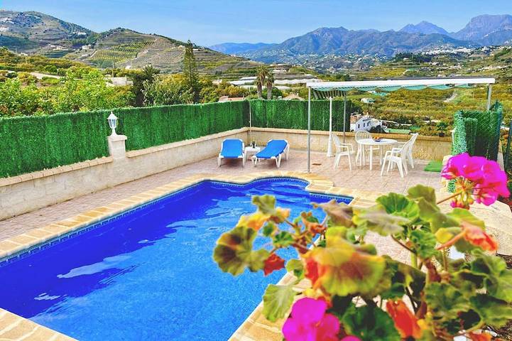 Gîte pour 4 personnes, avec terrasse et piscine