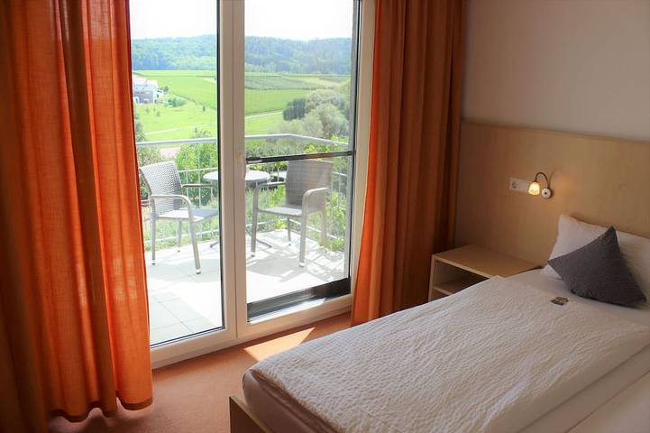 Ferienwohnung für 2 Personen, mit Balkon in Lehrensteinsfeld