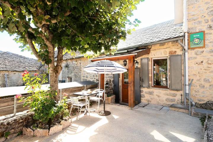 Gîte pour 2 personnes, avec Terrasse et Piscine à Saint-Pierre-des-Tripiers