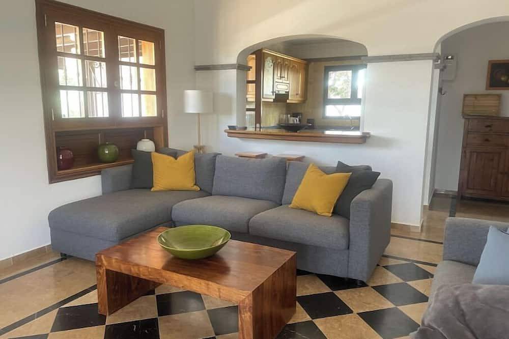 Villa Espaciosa con Piscina Climatizada y Amplio Patio Privado in Playa Blanca, Yaiza