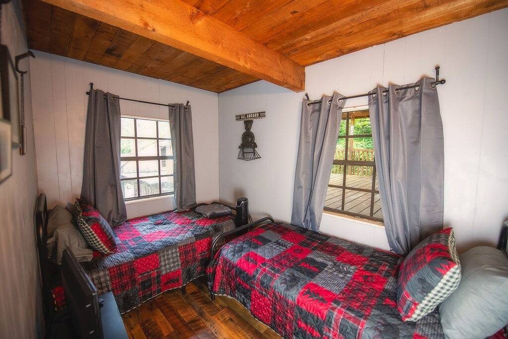 Stay in the Treehouse Lodge! Hot tub, game room, fire place, wrap around porch! in Fontana Lake