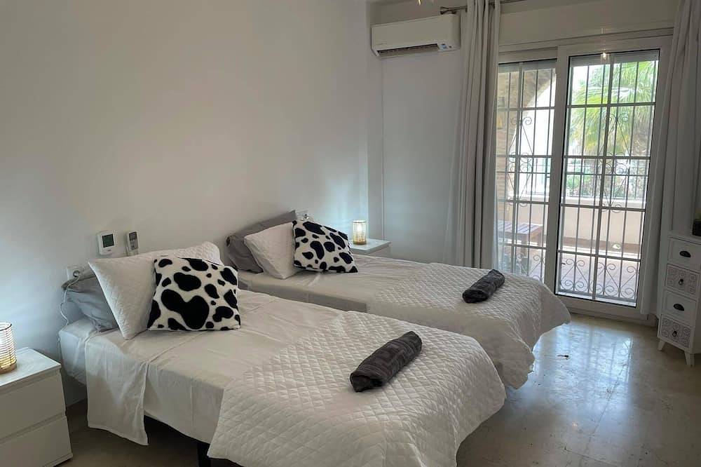 Entire apartment, 2 Bed 2 Bath Apt Villamartin Plaza, Quiet, Beaches, Golf & Sun in Panorama Golf, Orihuela