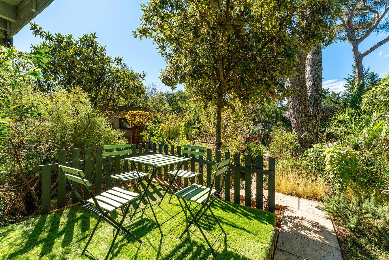 Bed and Breakfast 'Bleu' met Gedeeld Zwembad, Privéterras en Airconditioning in Nîmes, Nimes en omgeving
