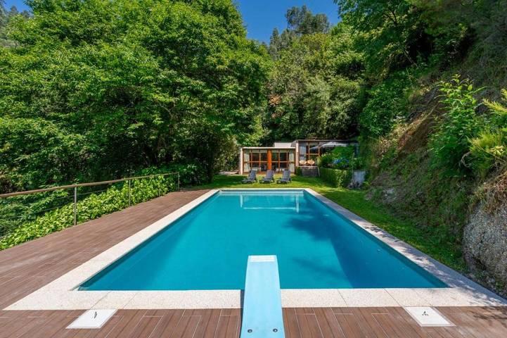 Location de vacances pour 10 personnes, avec vue sur le lac et jardin ainsi que vue et piscine, animaux acceptés dans Caniçada