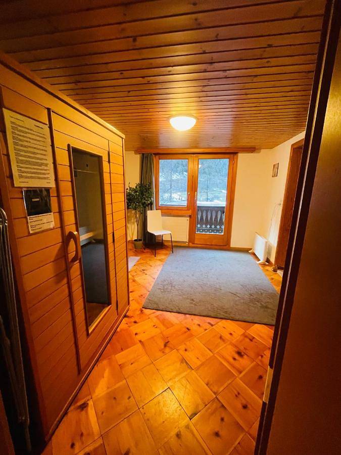 Ferienwohnung für 6 Personen, mit Balkon und Terrasse sowie Garten und Sauna in St. Niklaus - 4