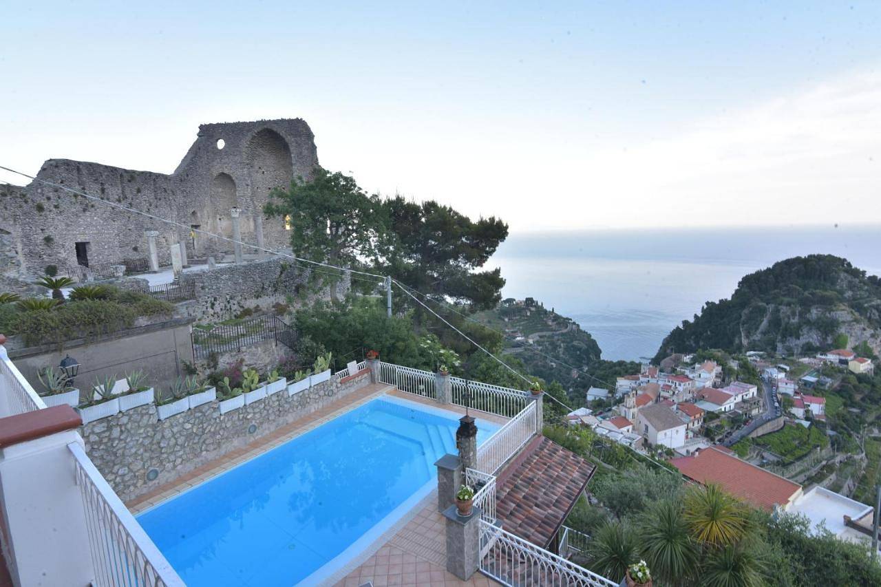 Villa Eustachio in Pontone, Scala