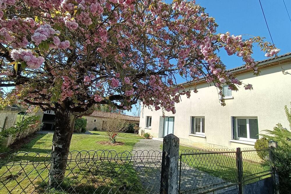 Location des longères in Brux, Vienne (France)