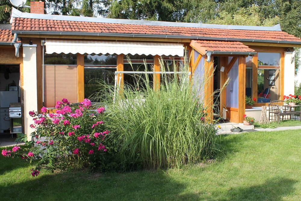 Gemütlicher Bungalow am See mit Garten und Terrasse ideal für Mensch und Tier. in Klocksdorf, Carlow