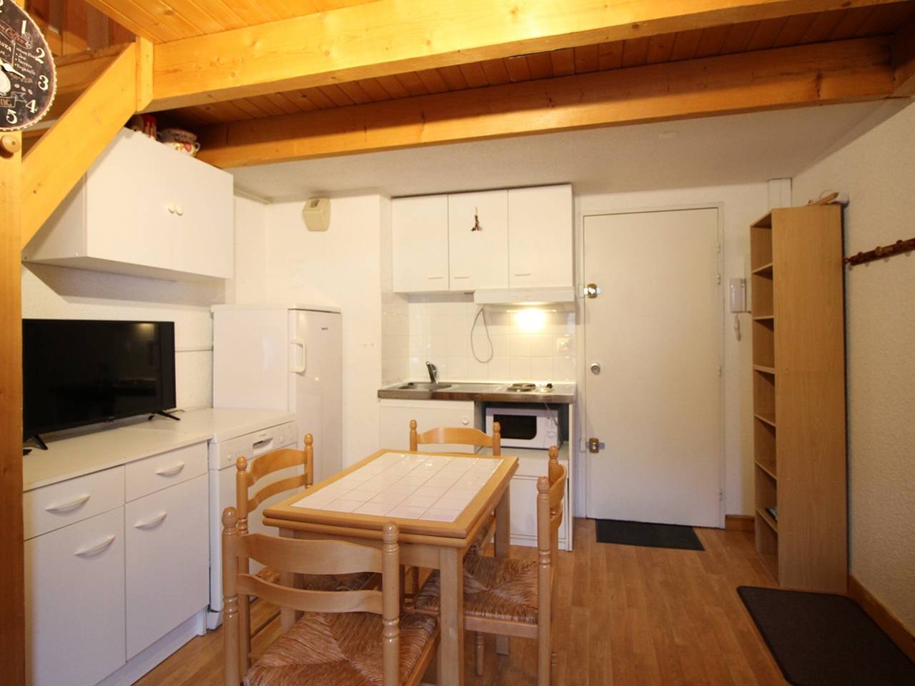 Entire apartment, F2 Bis Apartment Near Slopes for 5 Guests in Mont-Dore, Volcans d'Auvergne Regional Nature Park