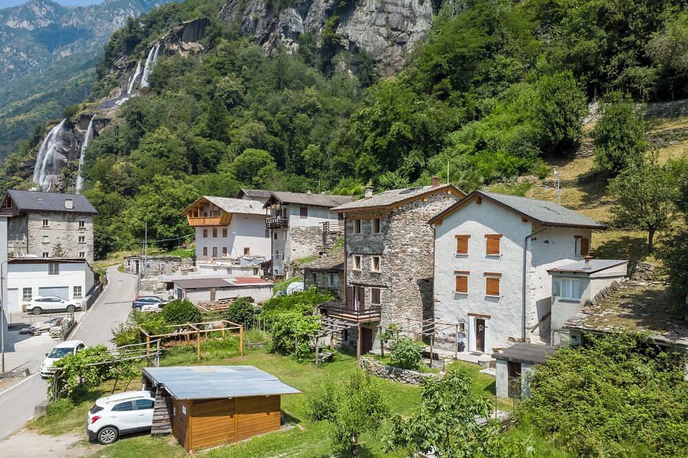 Borgonuovo Waterfall's House in Borgonuovo di Piuro, Piuro
