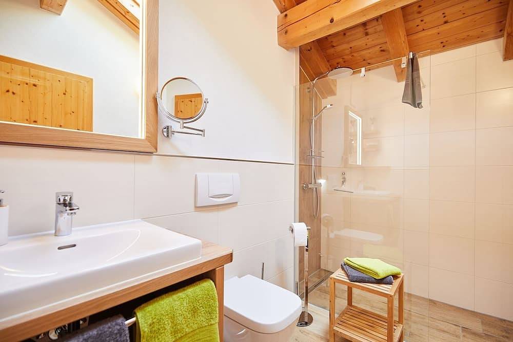 Ganze Wohnung, (1) Zwei-Raum-Ferienwohnung 67qm, Bad/Wc, Extra-Schlafraum, Küche, Balkon in Reit im Winkl, Bayerische Alpen