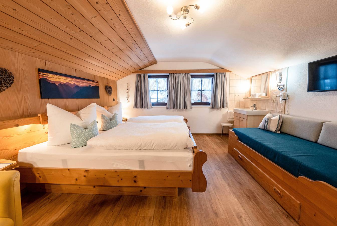 Ganze Wohnung, Ferienwohnung 'Nr. 2 Karwendel' mit Bergblick, Balkon und Wi-Fi in Krün, Bayerische Alpen