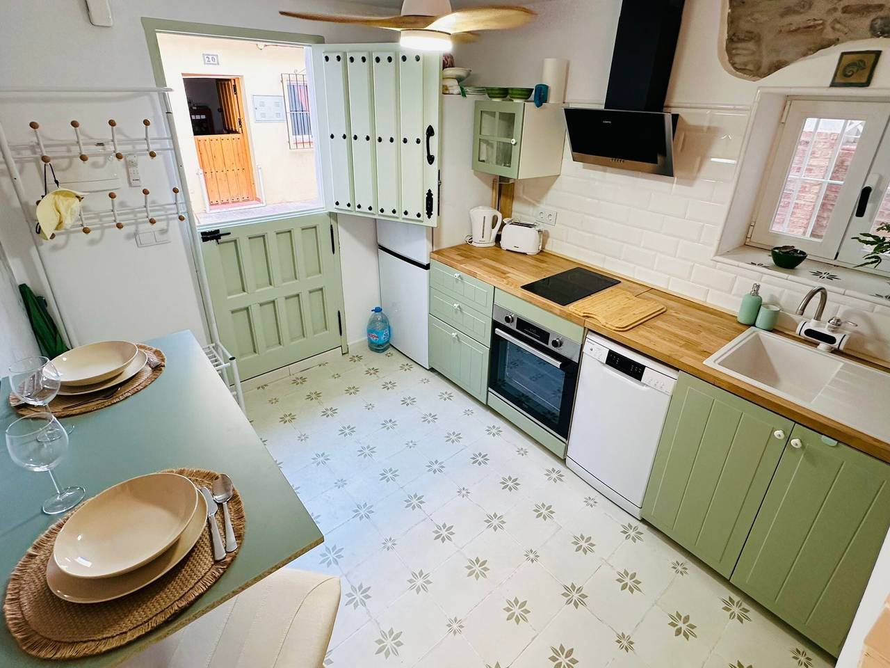 Casa vacacional 'Casa El Camaleón' con Wi-Fi y aire acondicionado in Casco antiguo de Almuñécar, Almuñecar