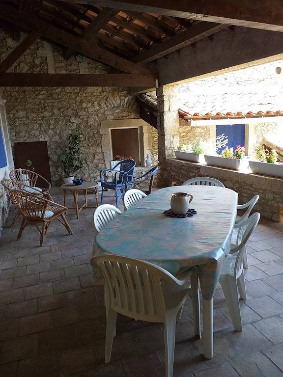 Beau mas provençal en pierre dans la Vallée de la Cèze in Goudargues, Région de Nîmes