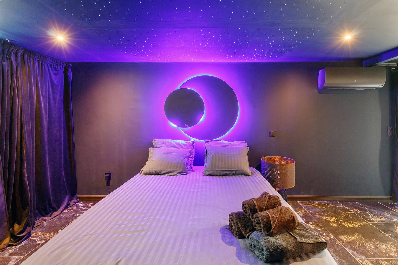 Bed & Breakfast 'Luxurious Love Room By Vill'amore' met privéterras, wifi en airco in Solaro, Corte en omgeving