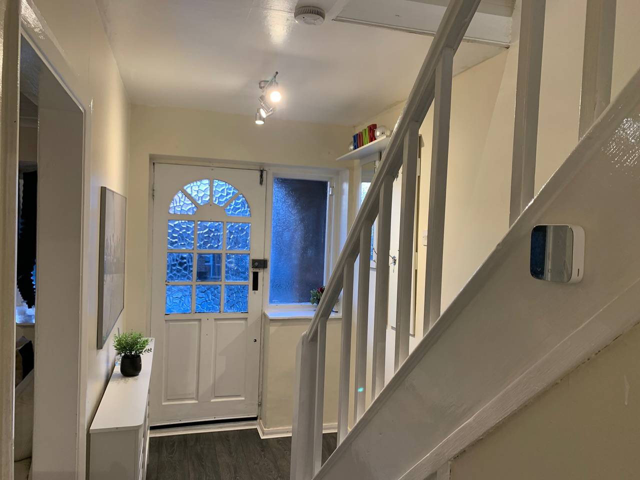 House Sleeps 6 with Garden, Parking in Havering, London