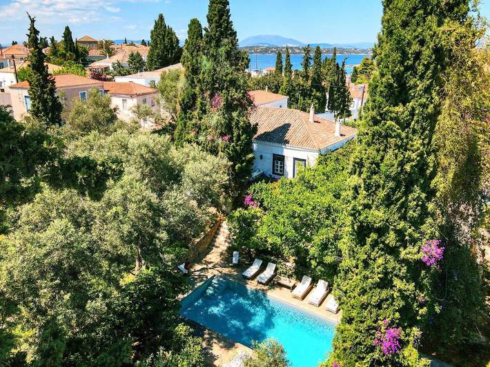 Villa for 10 people, with pool and view as well as garden in Spetses