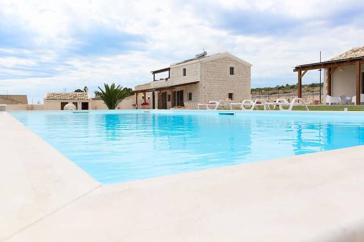 Villa per 3 persone, con giardino e piscina nonché balcone - 1