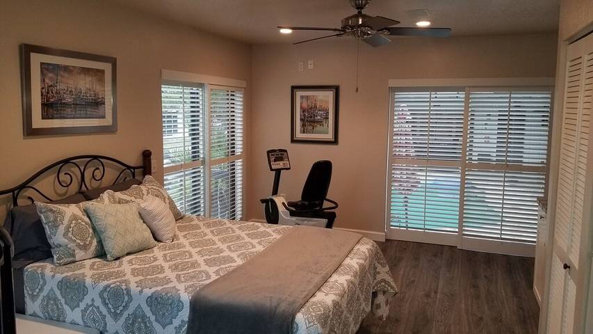 Vacation rental for 8 people, with yard and hot tub, with pets in Longboat Key