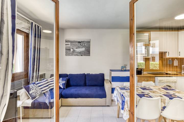 Apartamento entero, Apartamento 'Fondo' con vistas a la montaña, piscina compartida y aire acondicionado in Platja de Montgó (Torroella de Montgrí), La Escala