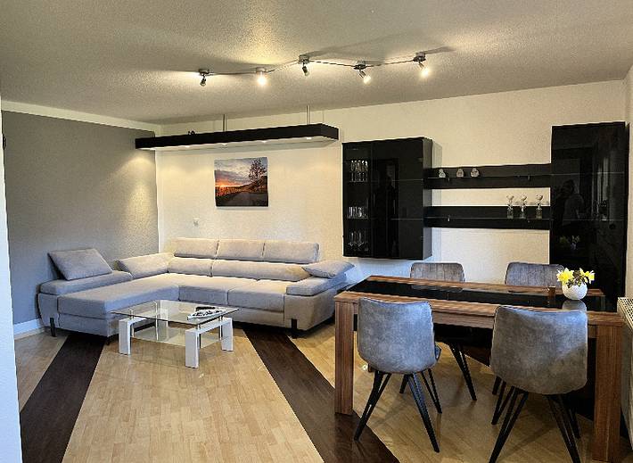 Ganze Wohnung, Ferienwohnung am Rathaus - Ferienwohnung (60 qm) mit voll ausgestatteter Küche in Dingolshausen, Fränkisches Weinland
