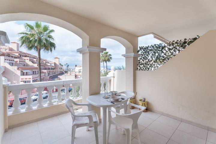 Appartement entier, Appartement 'Castle Harbour' avec vue sur la mer, piscine partagée et terrasse privée in Los Cristianos, Arona