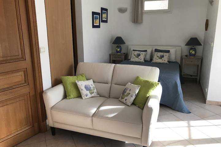 Ganze Wohnung, Klimatisiertes Studio Eg einer Villa, ruhige Lage, grüne Umgebung + Aussenterras in Vence, Mittelmeerküste (Frankreich)