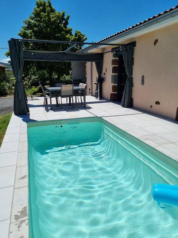Gîte pour 4 personnes, avec jardin ainsi que piscine et terrasse à Champeix