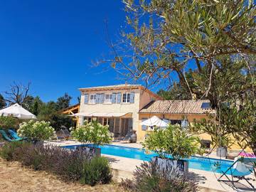 Gîte pour 9 personnes, avec jardin et terrasse à Simiane-la-Rotonde