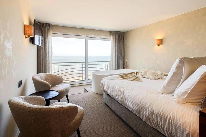 Hôtel pour 3 personnes, avec vue et piscine ainsi que balcon et sauna, animaux acceptés