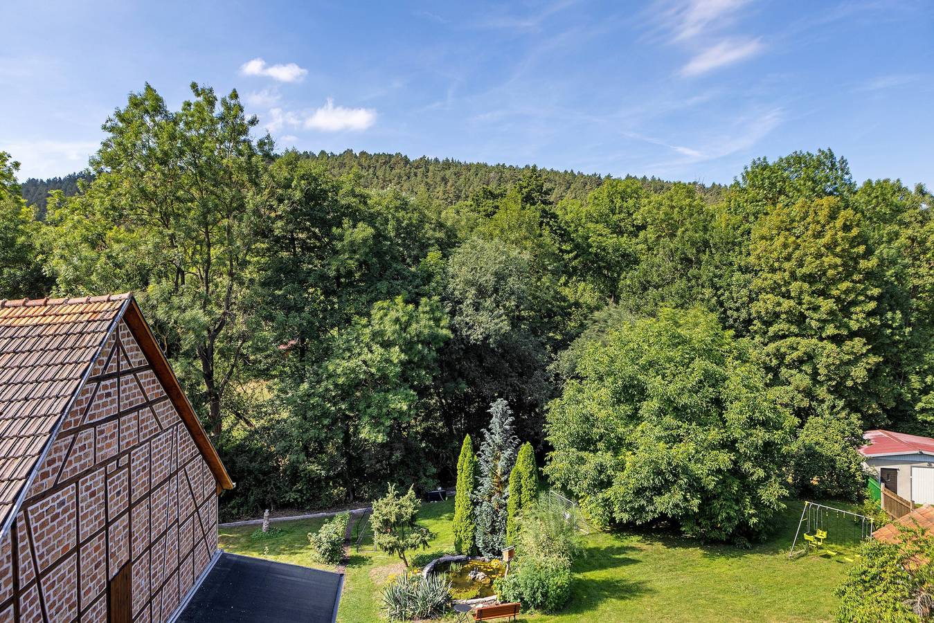 Apartamento entero, Apartamento vacacional 'Kleinbreitenbach 2' con vistas a la montaña y Wi-Fi in Plaue, Corazón de Turingia