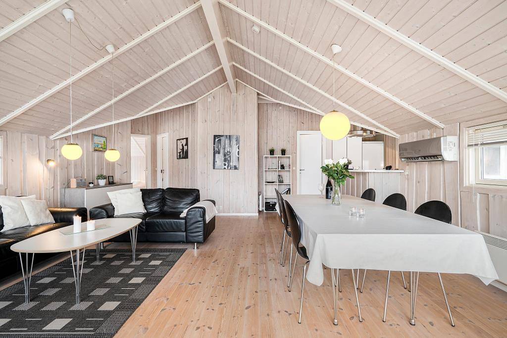 Geräumiges, gepflegtes Ferienhaus mit Whirlpool und Sauna in Strandnähe bei Øer in Øerne, Ebeltoft