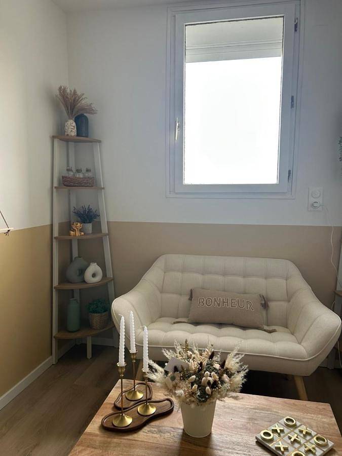 Gîte pour 2 personnes, avec terrasse ainsi que vue et jardin à Courgis - 2