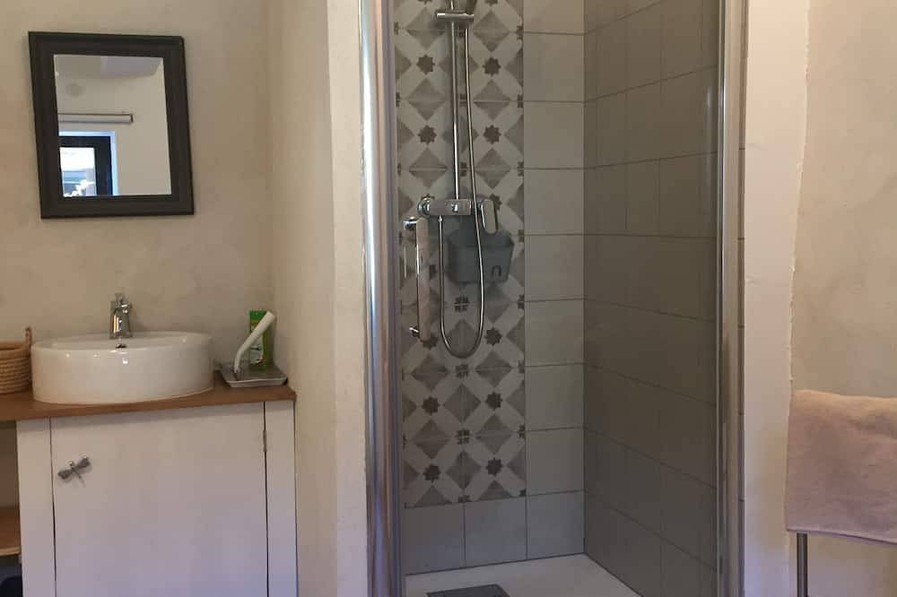 Komplett renoviertes Ferienhaus für 8 Personen im Herzen des Cèze-Tals in Saint-Laurent-de-Carnols, Nimes und Umgebung