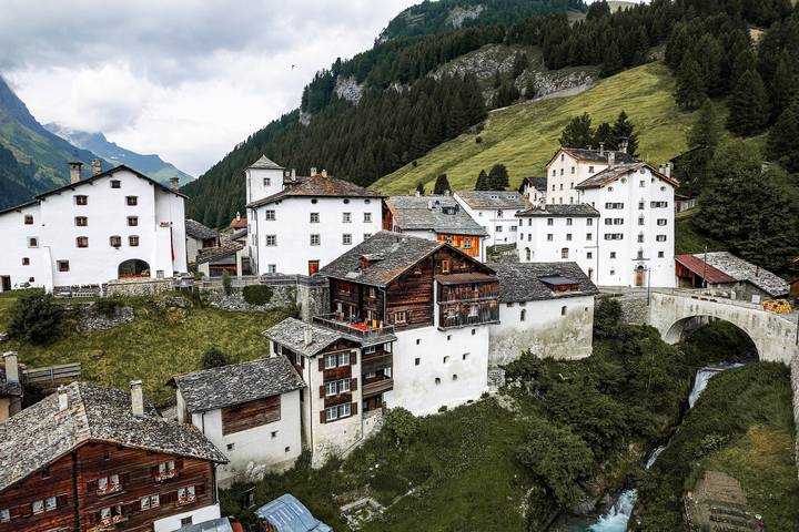 Ganze Ferienwohnung, Historisches Teiler-Haus - 4-Bettwohnung in Splügenpass, Rheinwald