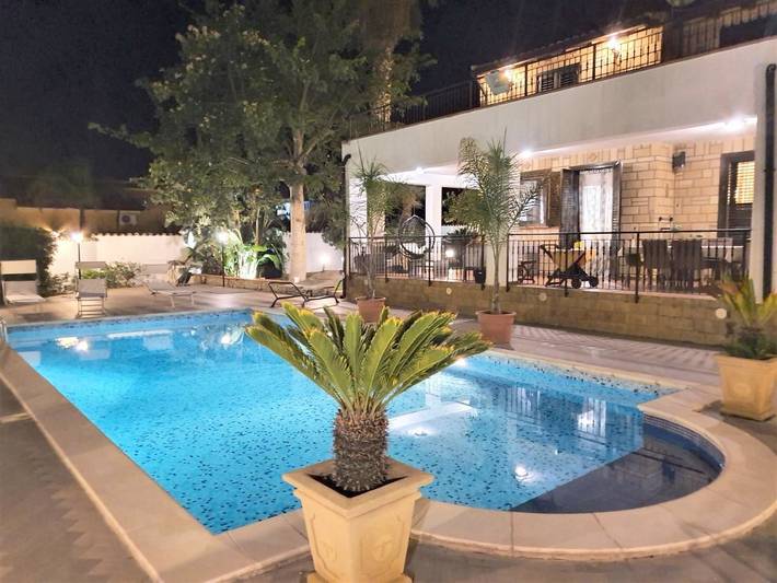 Ferienwohnung für 12 Personen, mit Balkon und Terrasse sowie Garten und Pool
