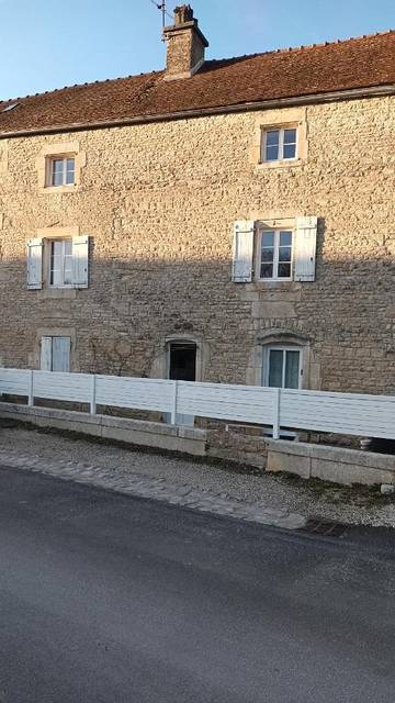Gîte pour 7 personnes, avec vue et terrasse, adapté aux familles dans Chamesson