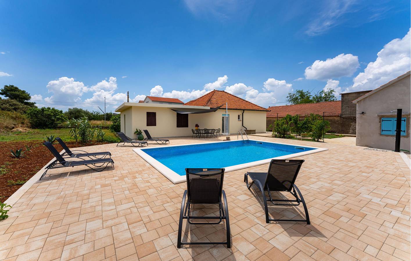 Gemütliche 1-Zimmer-Wohnung mit Pool in Strandnähe und hervorragender Ausstattung in Sukosan, Zadar