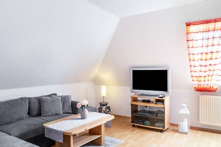 Entire apartment, Apartment 'Ferienwohnung Haus Helene' with Shared Terrace, Shared Garden and Wi-Fi in Zetel, Southern North Sea Coast
