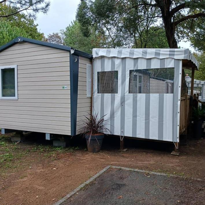 Camping pour 5 personnes, avec Jacuzzi et Terrasse ainsi que Jardin et Piscine