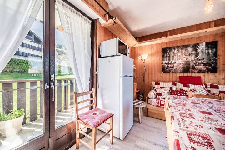 Hel lägenhet, Alpine Escape Apartment, Ski, Lake Geneva View – Private Terrace & Wi-Fi in Thollon-les-Mémises, Thonon-les-Bains region