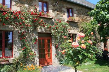 Gîte pour 5 personnes, avec vue ainsi que piscine et jardin, animaux acceptés à Servon