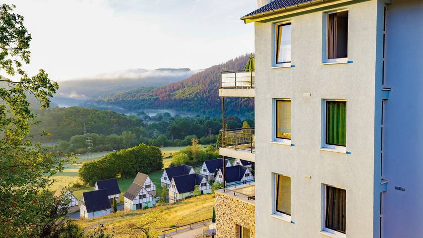 Ferienhaus für 6 Personen, mit Whirlpool und Balkon sowie Pool und Sauna im Nationalpark Eifel