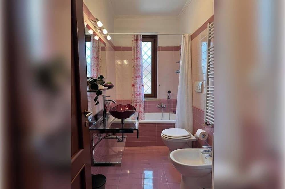 Entire apartment, Elegant apartment near fiumicino in Fiumicino, Rome Province