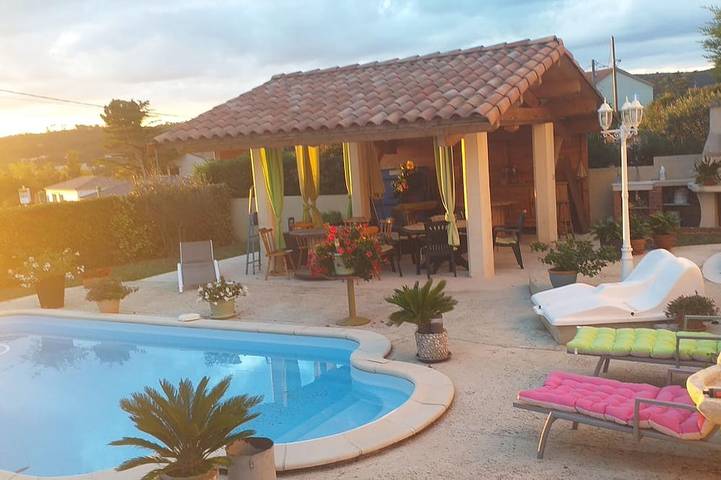 Maison de vacances pour 4 personnes, avec Terrasse ainsi que Jardin et Piscine à Saint-Privat-des-Vieux