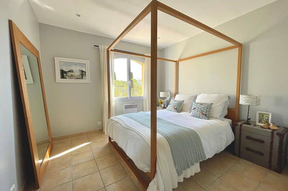 Villa elegantemente renovada con piscina infinita climatizada y vistas al mar en Cannes in Les Adrets-de-l'Estérel, Massif de l'Esterel