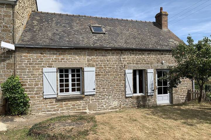 Gîte pour 2 personnes, avec jardin à Hercé