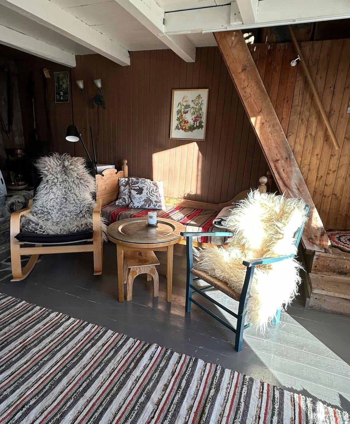 Historischer Kamin im malerischen Isfjord in Rauma (Norwegen), Nördliches Fjordnorwegen